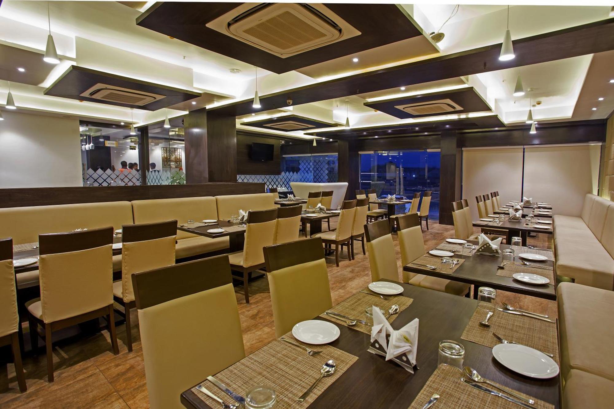 Ravi Residency Hotel Morbi Bagian luar foto